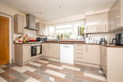 4 Bedroom House For SaleHouse For Sale in Field View Rise, Bricket Wood, St. Albans - Collinson Hall
