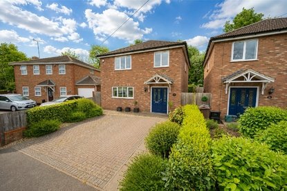 3 Bedroom House For SaleHouse For Sale in Park Street Lane, Park Street, St. Albans - Collinson Hall