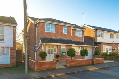 3 Bedroom House For SaleHouse For Sale in Cedarwood Drive, St. Albans, Hertfordshire - Collinson Hall