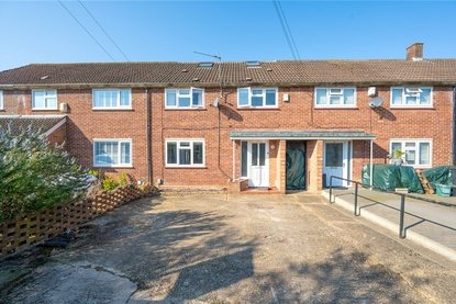 4 Bedroom House To LetHouse To Let in How Wood, Park Street, St. Albans - Collinson Hall