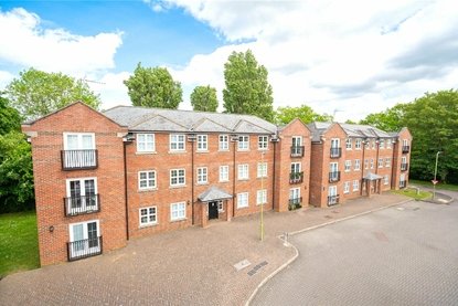 3 Bedroom Apartment For SaleApartment For Sale in Lime Tree Court, London Colney, St. Albans - Collinson Hall