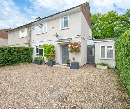 3 Bedroom House For SaleHouse For Sale in Oliver Close, Park Street, St. Albans - Collinson Hall