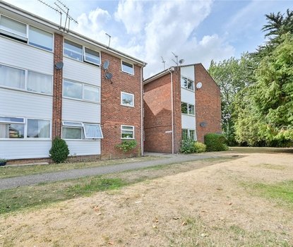 2 Bedroom Apartment LetApartment Let in Cedar Court, St. Albans, Hertfordshire - Collinson Hall