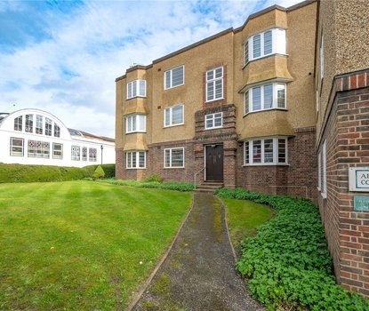 2 Bedroom Apartment For SaleApartment For Sale in Abbey Court, Holywell Hill, St. Albans - Collinson Hall