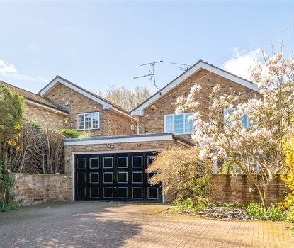 4 Bedroom House For SaleHouse For Sale in Field View Rise, Bricket Wood, St. Albans - Collinson Hall