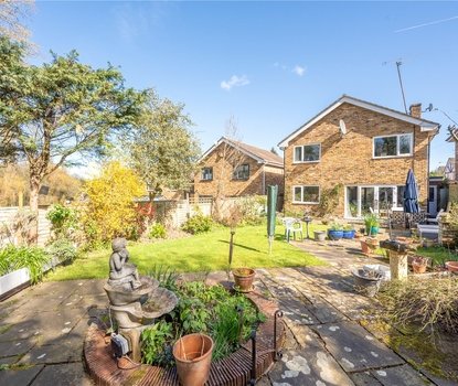 4 Bedroom House For SaleHouse For Sale in Field View Rise, Bricket Wood, St. Albans - Collinson Hall