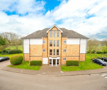 1 Bedroom Apartment To LetApartment To Let in St James Court, Park View Close, St. Albans - Collinson Hall