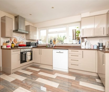 4 Bedroom House For SaleHouse For Sale in Field View Rise, Bricket Wood, St. Albans - Collinson Hall