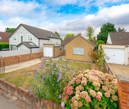 3 Bedroom Bungalow LetBungalow Let in Penn Road, Park Street, St. Albans - Collinson Hall