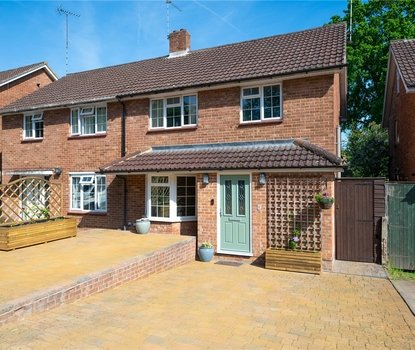 3 Bedroom House For SaleHouse For Sale in Claremont, Bricket Wood, St. Albans - Collinson Hall