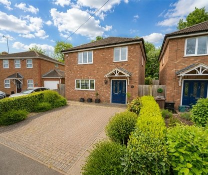3 Bedroom House For SaleHouse For Sale in Park Street Lane, Park Street, St. Albans - Collinson Hall